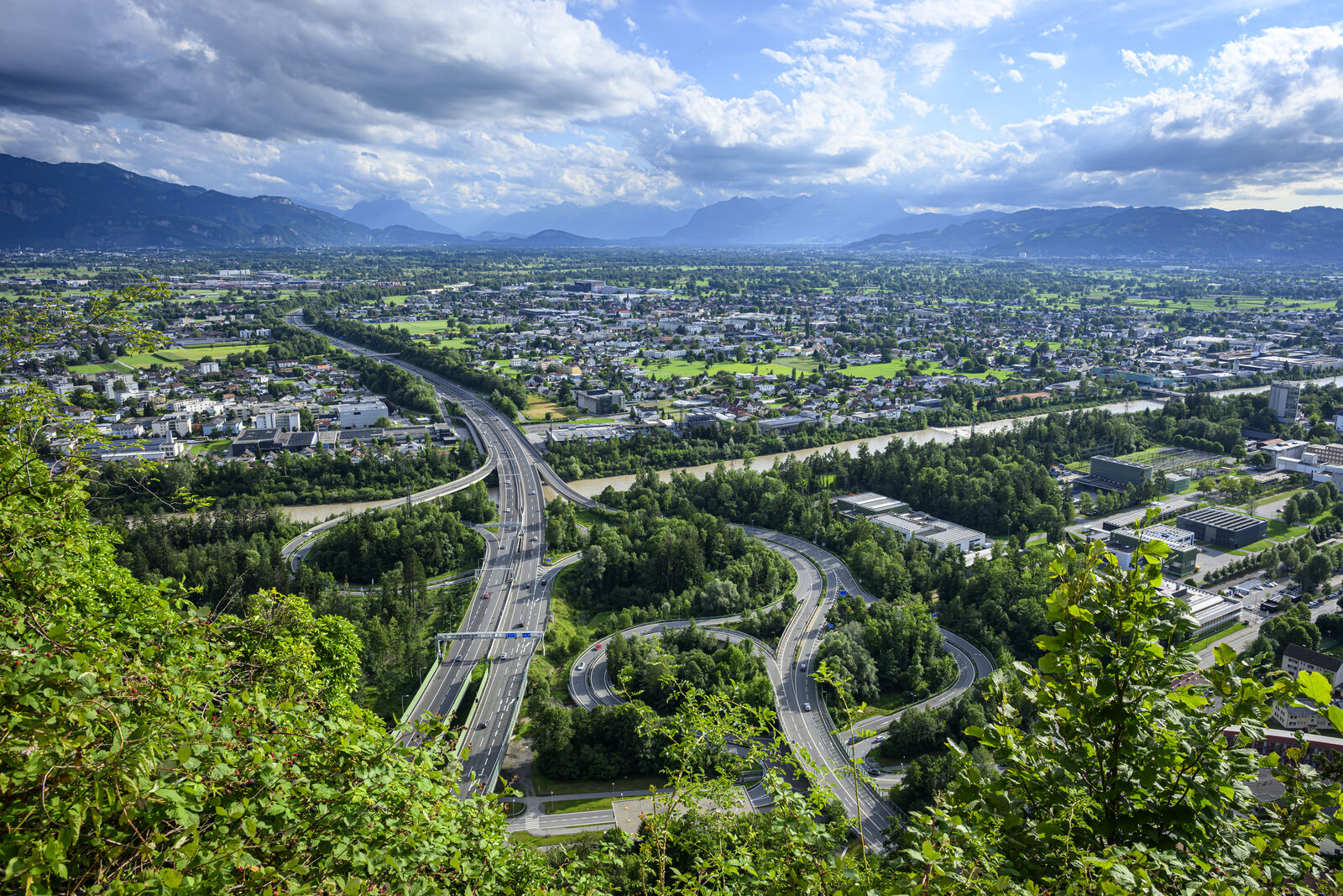 Blick über das Vorarlberger Rheintal mit Bergpanorama