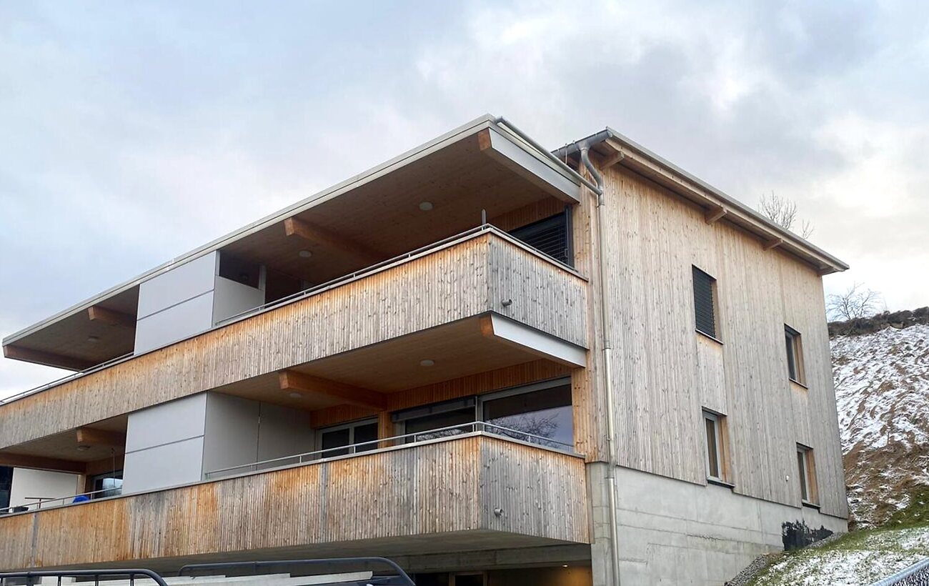 Mehrfamilienhaus mit vergrauter Holzfassade in Amerlügen über dem Walgau