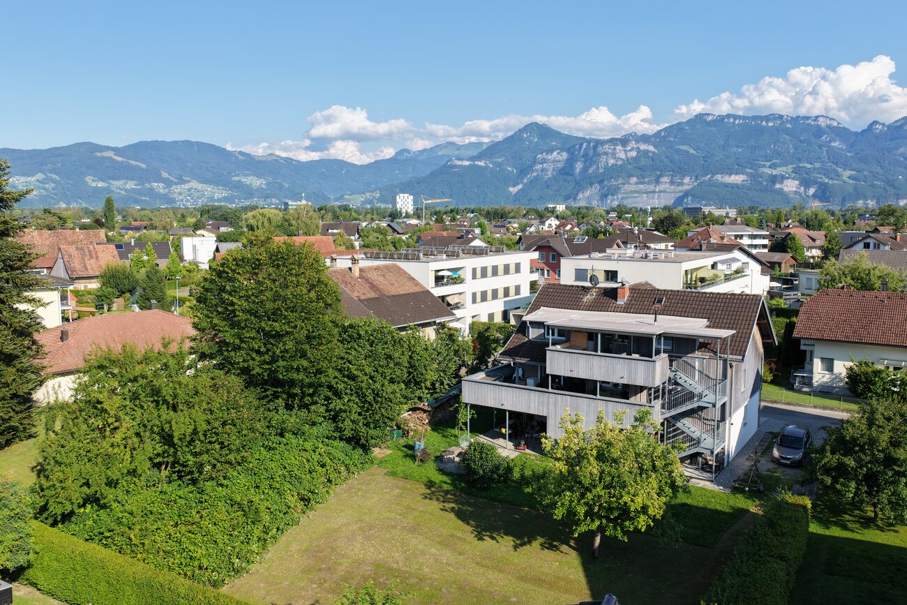 Komplett saniertes Wohnhaus in Lustenau mit Holzterrassen und Blick übers Rheintal